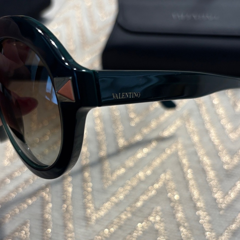 Elegant Black Sunglasses - Picture 4 of 4